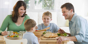 Mancatul in familie poate preveni aparitia obezitatii